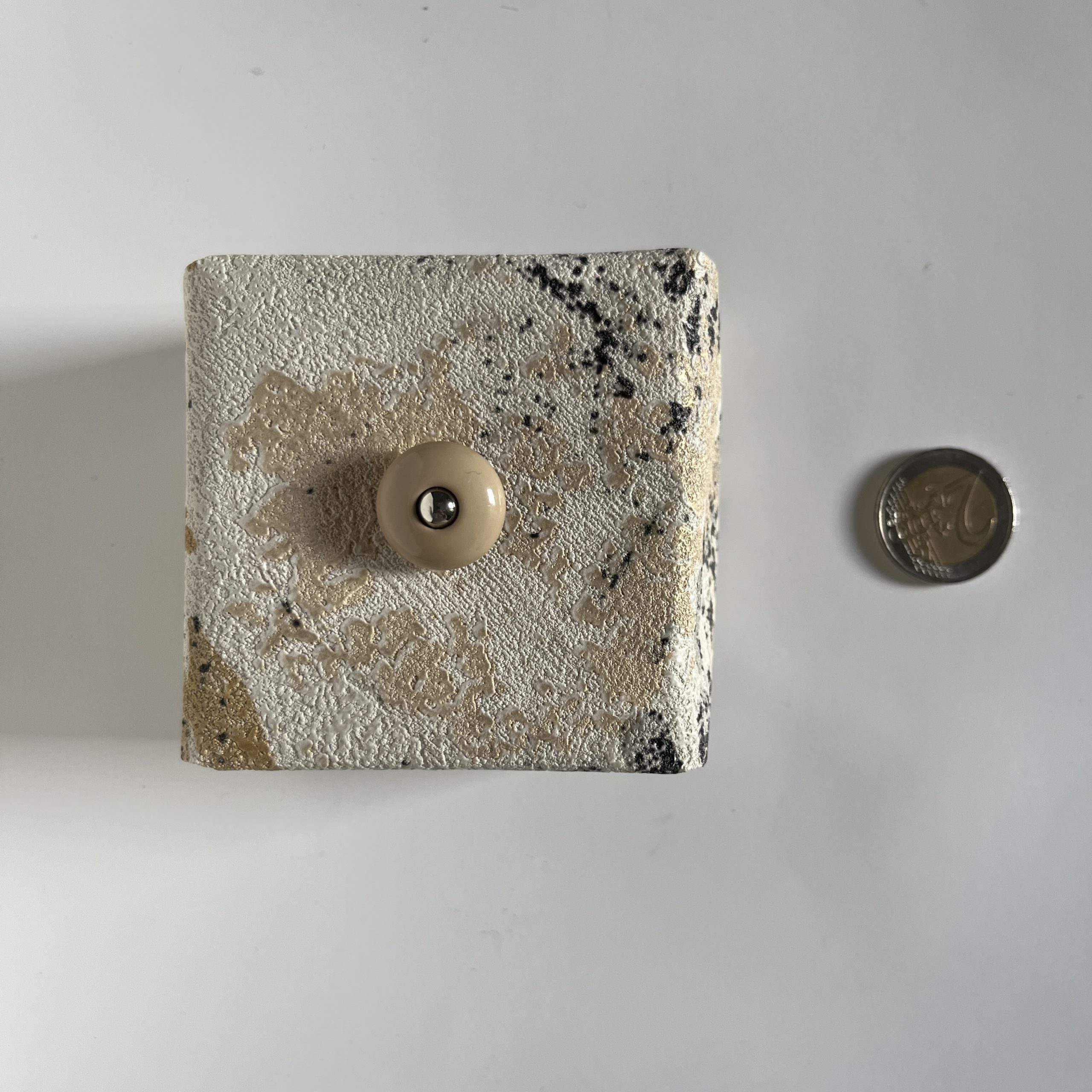 Ori-B6 geschlossen von oben mit 2 Euro Münze