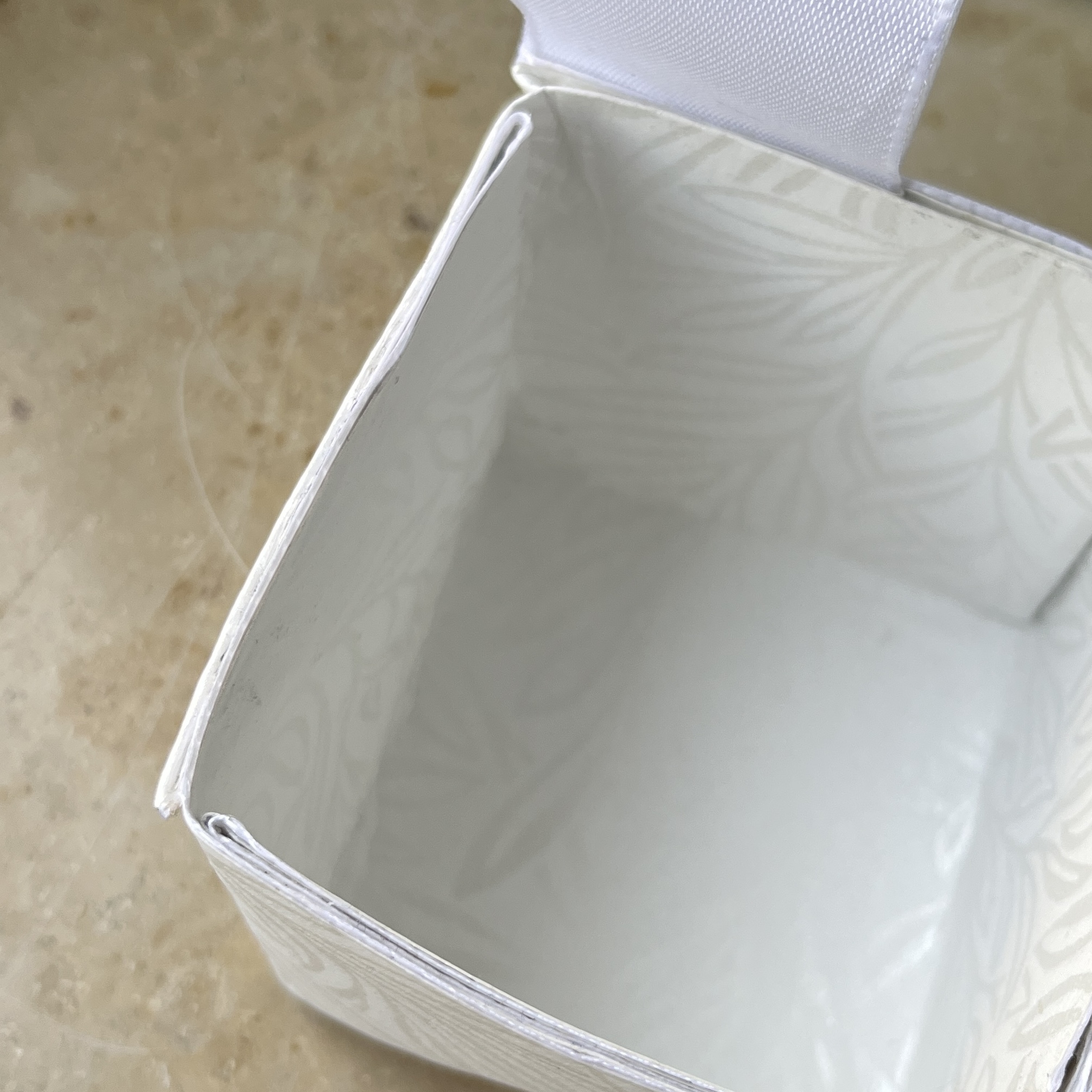 Ausschnitt weiße Box Ori-B3