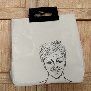 Face-it2 angehängt an Pinienschrank