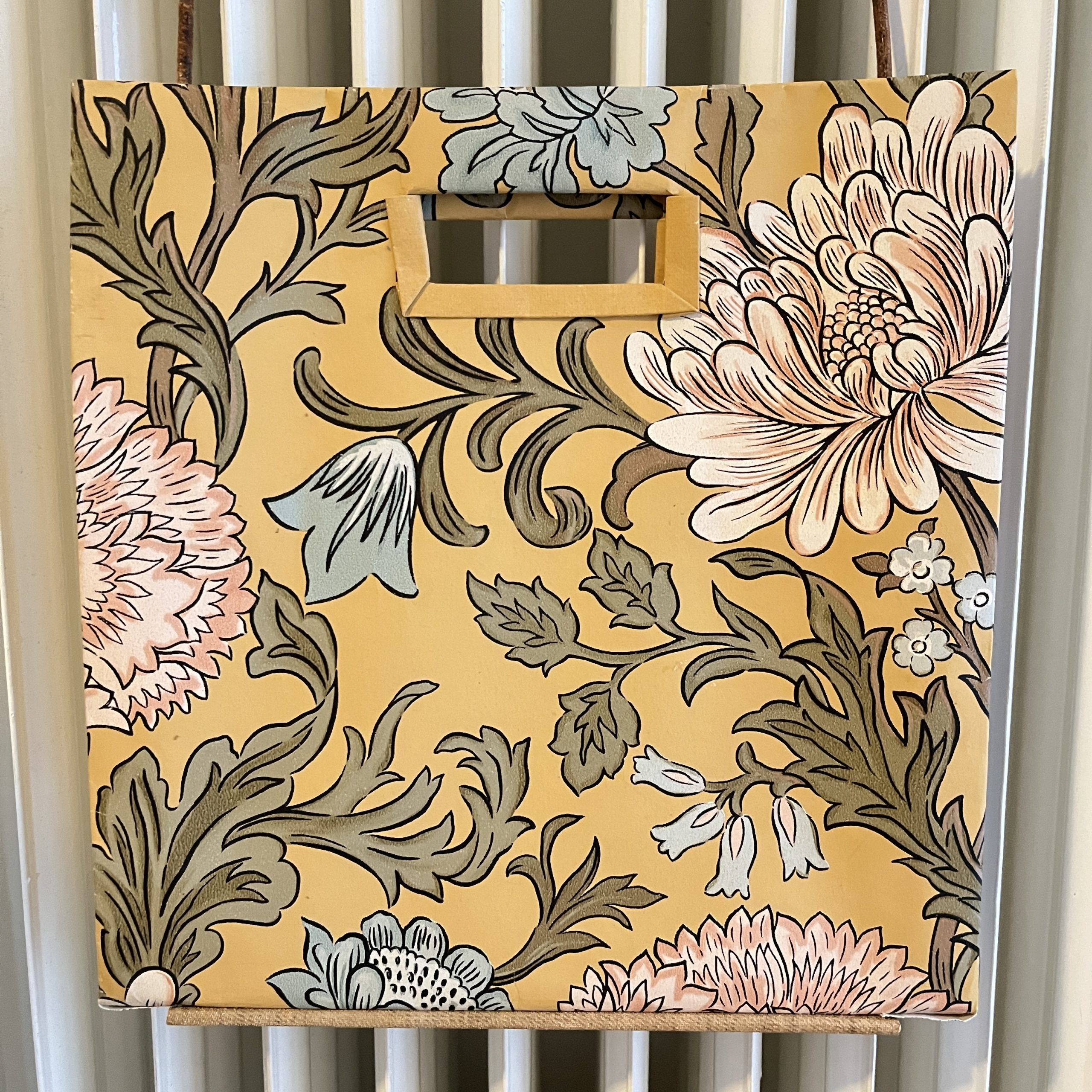 blumige, quadratische Tasche