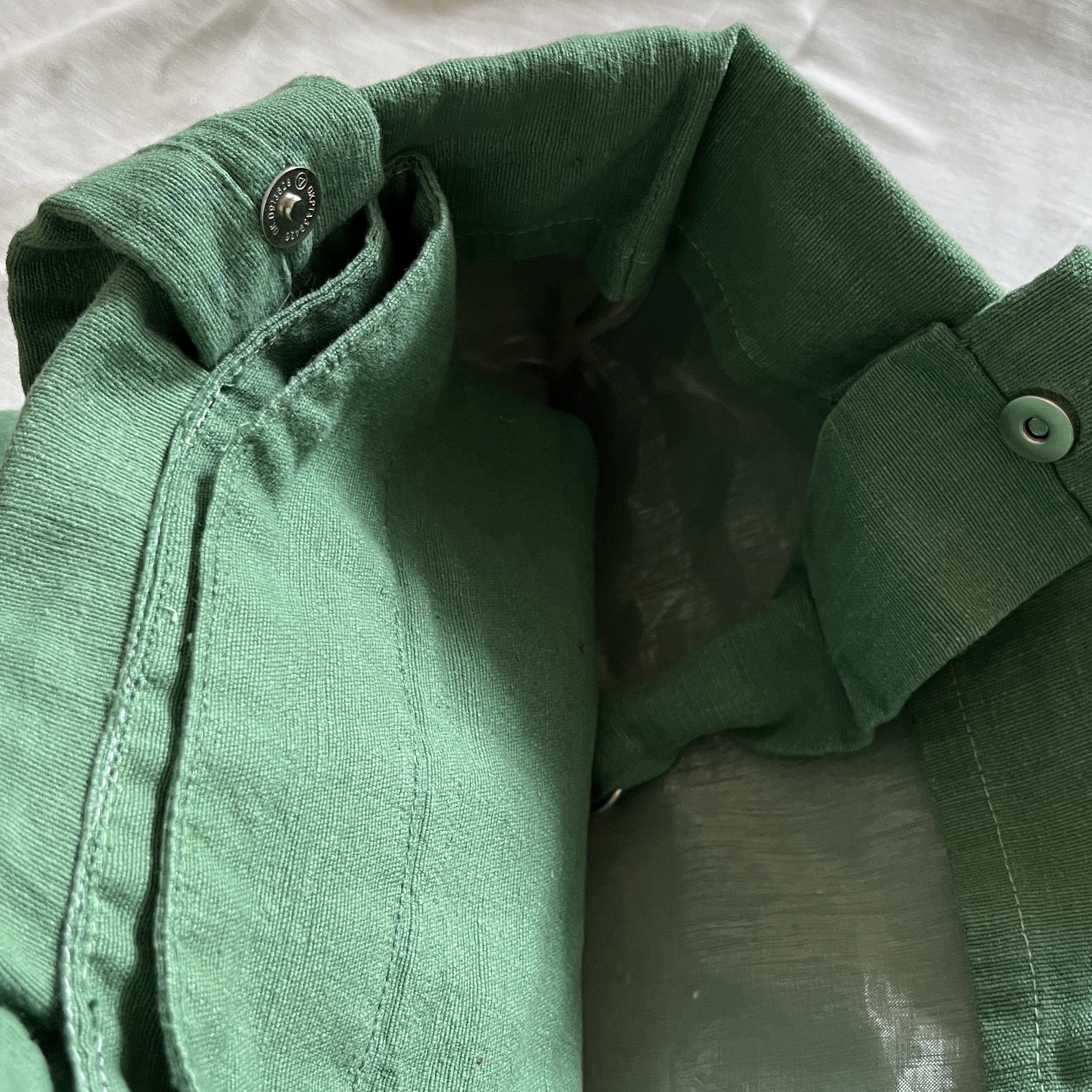 PLattitüte2 von oben Innen, Magnetknopf