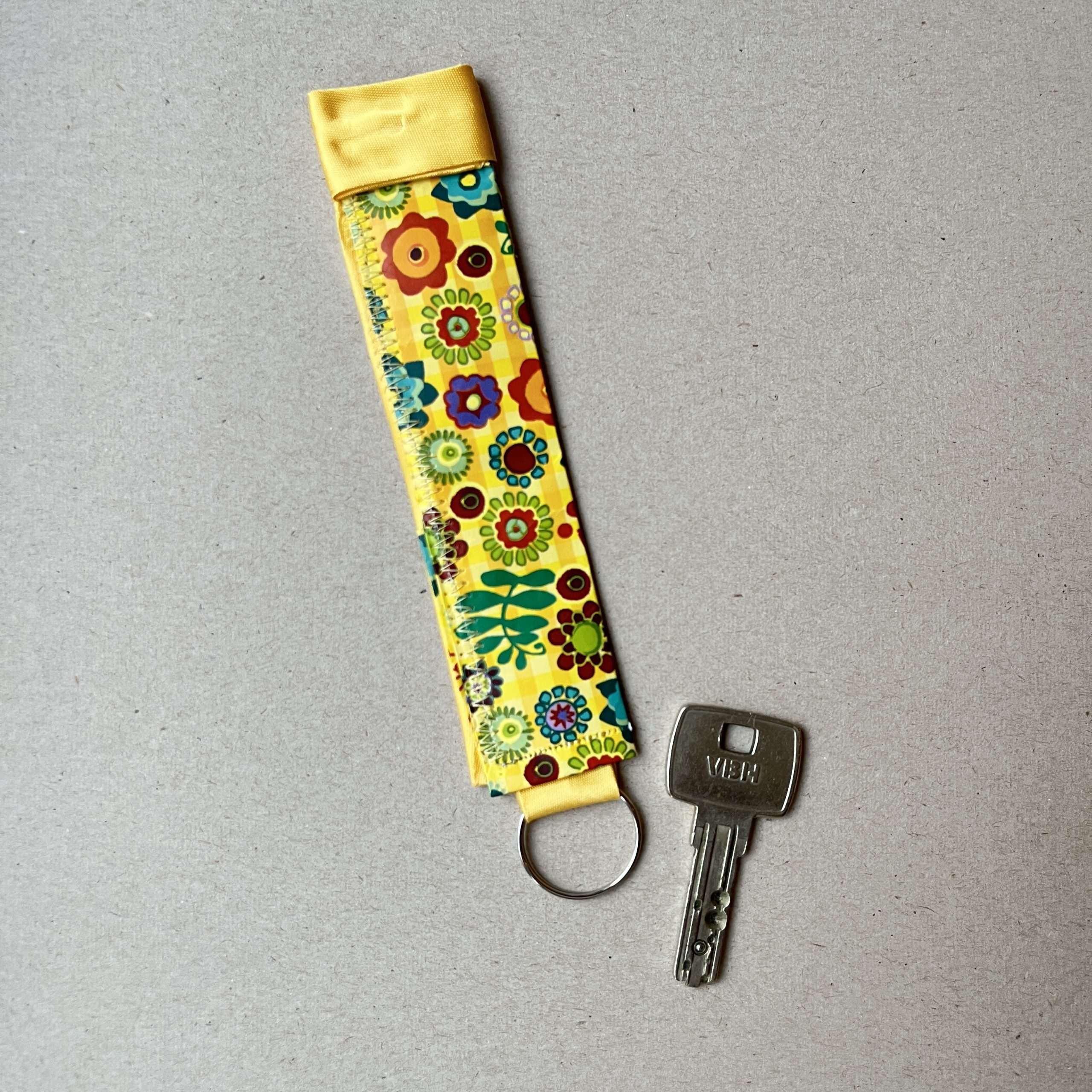 Keyri2 mit Schlüssel zum Größenvergleich